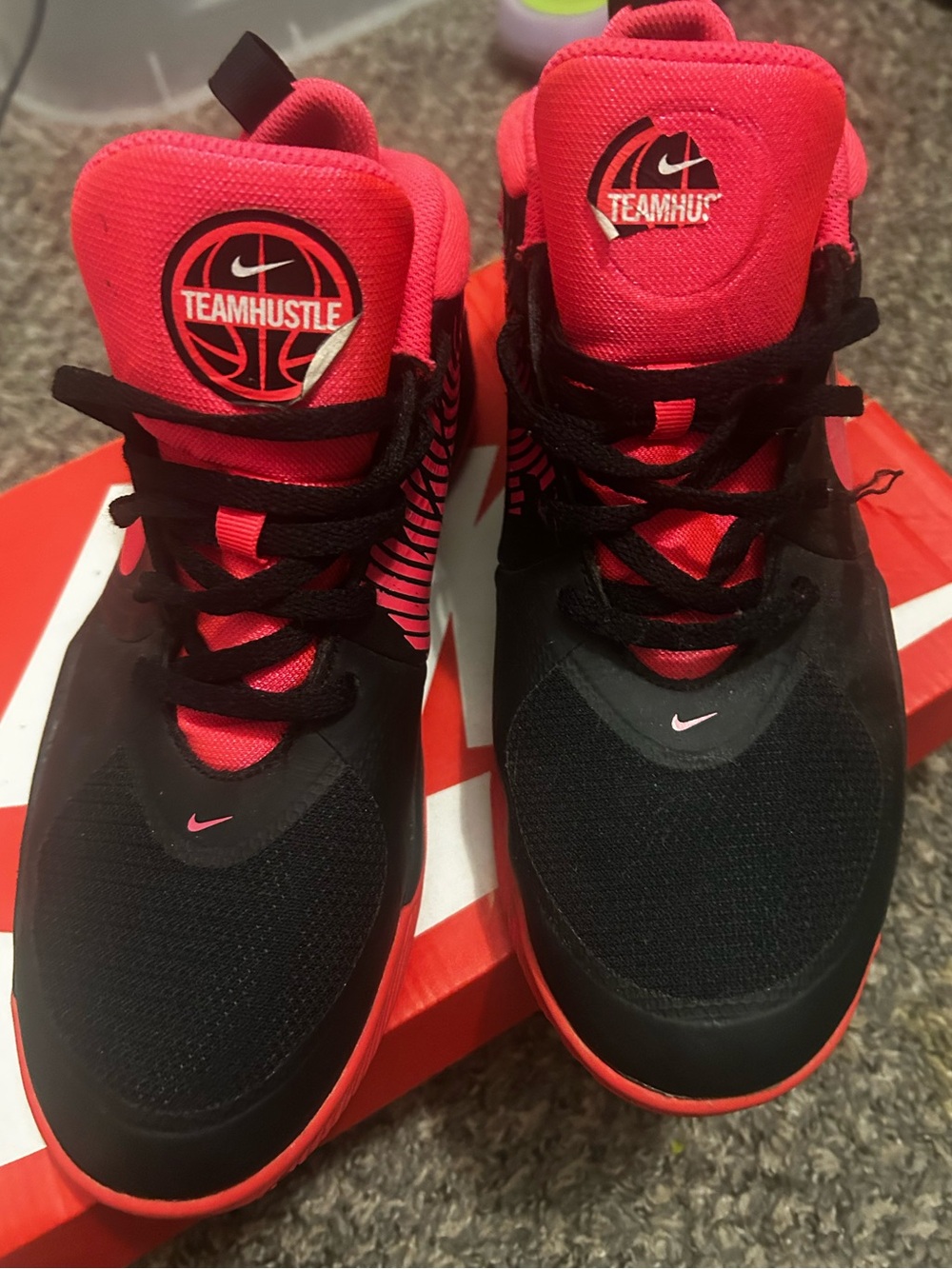 Nike team hustle 🏀 shoe, big kids 6Y/ 7.5w or 7.5m,. Hot pink & black.